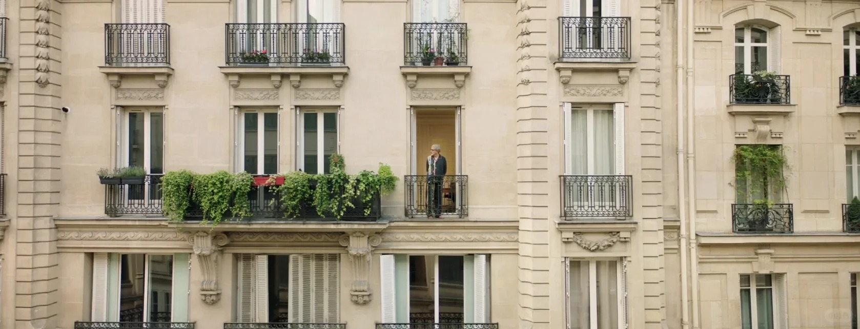 從《It Must Be Heaven》認識真正的極簡主義美學：缺乏情感內容、幾何形狀、有限的顏色運用、留白讓觀眾參與…