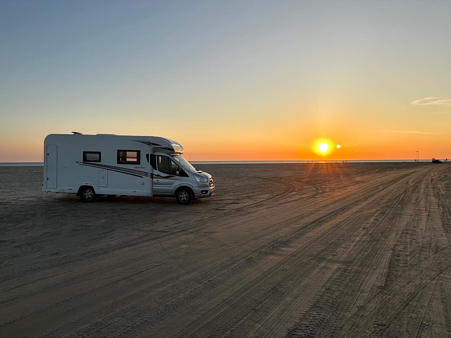 後疫情全新旅行生活方式VanLife〡極簡主義看世界，英國女Kat：如果我決定辭職，我們為了錢做甚麼？