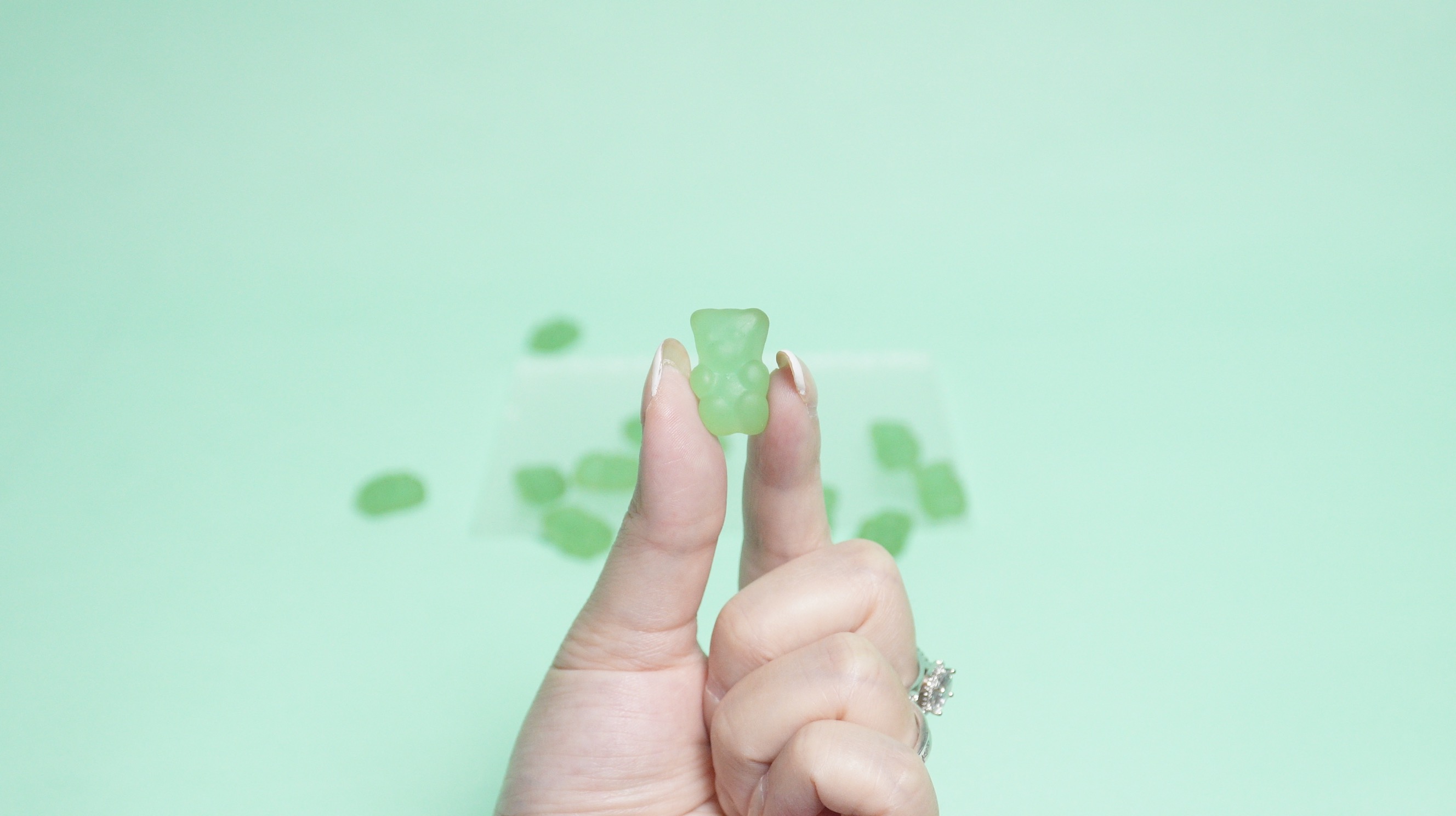 生髮維他命軟糖效用評價〡小熊形狀照顧童心未泯的成年人，成效方面……